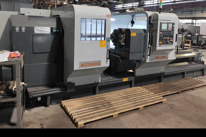 客户车间内的 ALTADO TH1000 数控车床